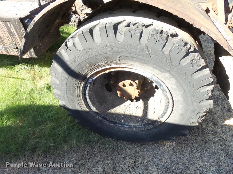 image for item DA9905 1974 International Loadstar oil distributor truck