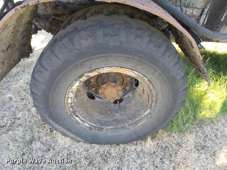 image for item DA9905 1974 International Loadstar oil distributor truck