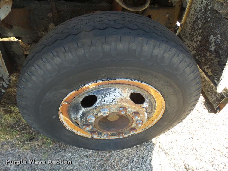 image for item DA9905 1974 International Loadstar oil distributor truck