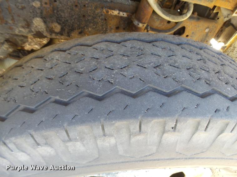 image for item DA9905 1974 International Loadstar oil distributor truck