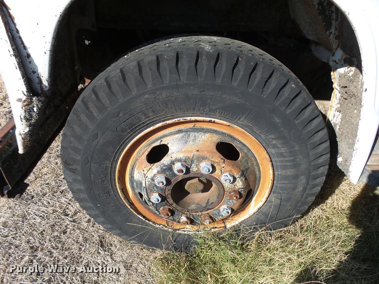 image for item DA9905 1974 International Loadstar oil distributor truck