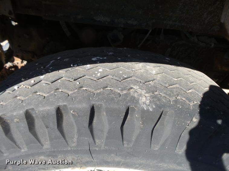 image for item DA9905 1974 International Loadstar oil distributor truck