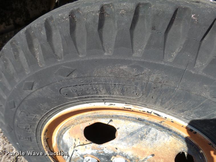 image for item DA9905 1974 International Loadstar oil distributor truck