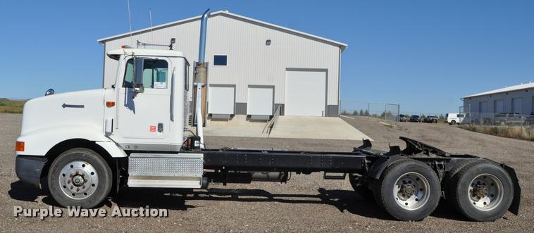 image for item G7496 1995 International 9200 semi truck