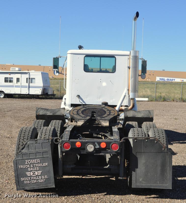 image for item G7496 1995 International 9200 semi truck