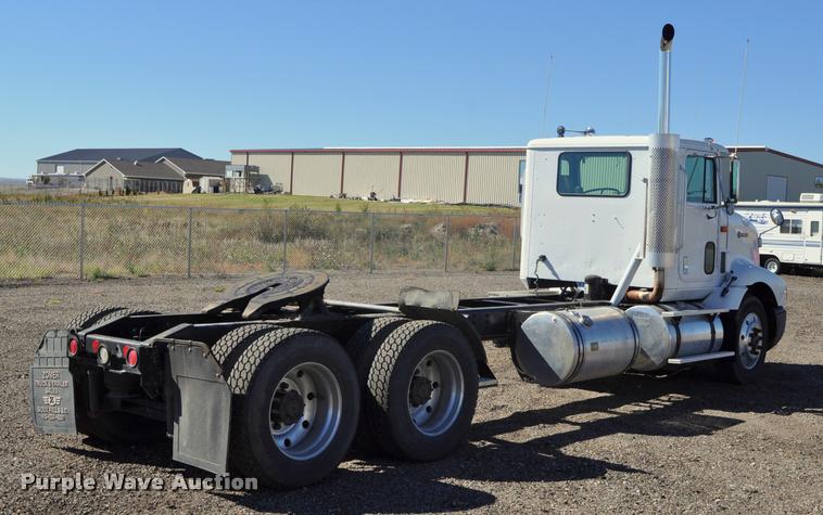 image for item G7496 1995 International 9200 semi truck