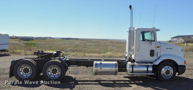 image for item G7496 1995 International 9200 semi truck