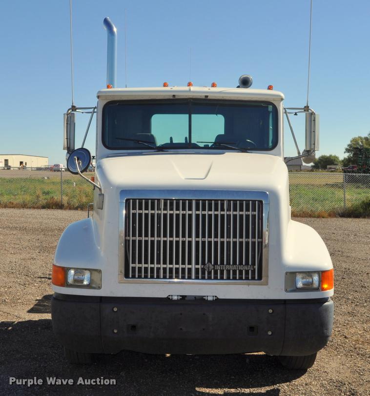 image for item G7496 1995 International 9200 semi truck