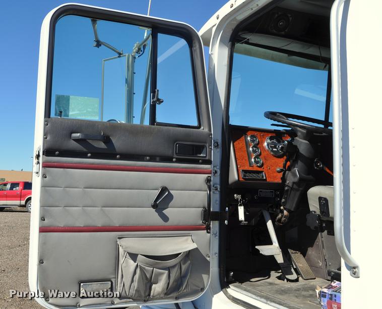 image for item G7496 1995 International 9200 semi truck