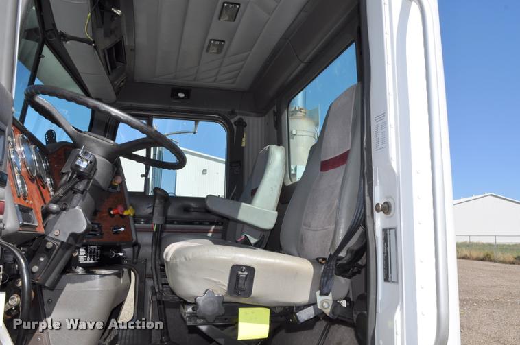 image for item G7496 1995 International 9200 semi truck