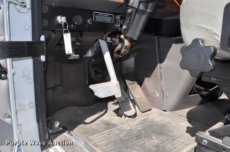 image for item G7496 1995 International 9200 semi truck