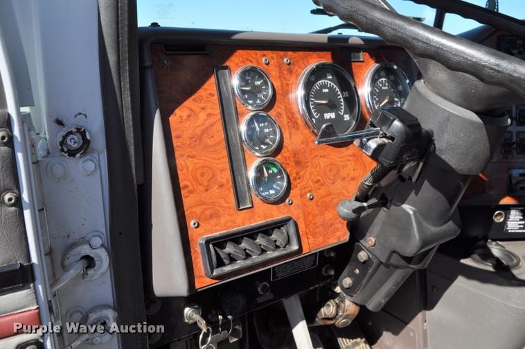 image for item G7496 1995 International 9200 semi truck