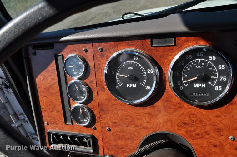 image for item G7496 1995 International 9200 semi truck