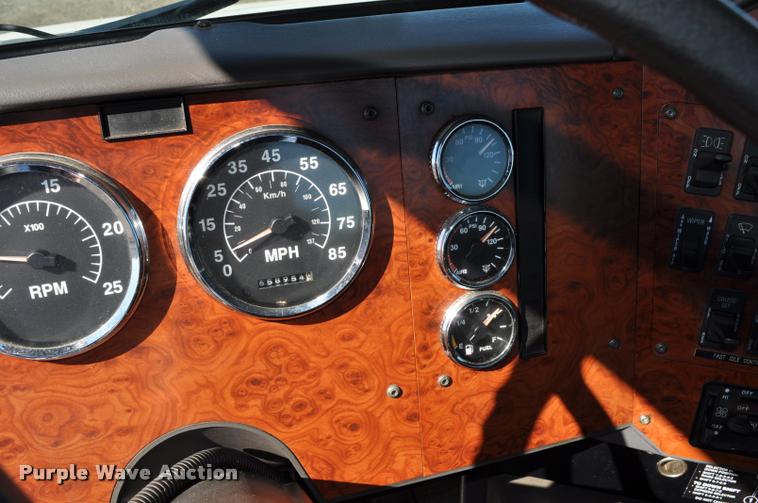 image for item G7496 1995 International 9200 semi truck