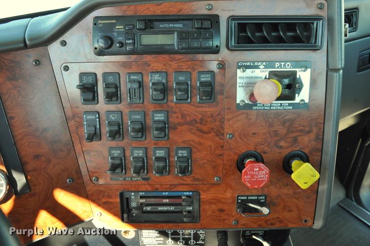 image for item G7496 1995 International 9200 semi truck