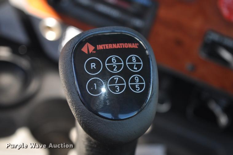 image for item G7496 1995 International 9200 semi truck