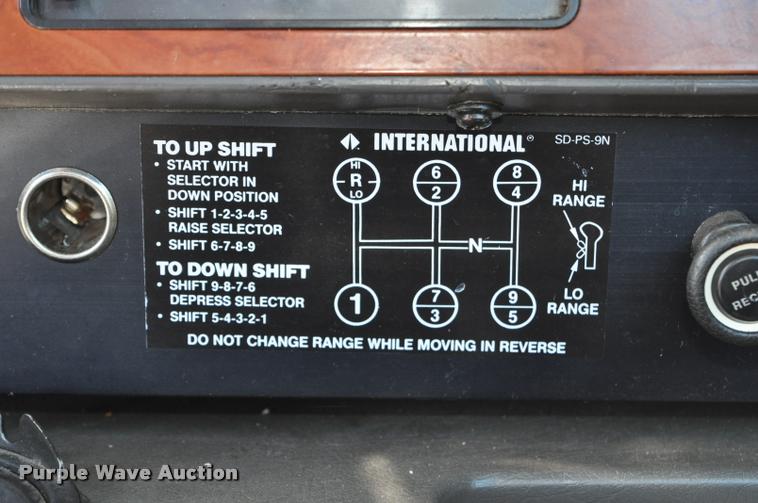 image for item G7496 1995 International 9200 semi truck