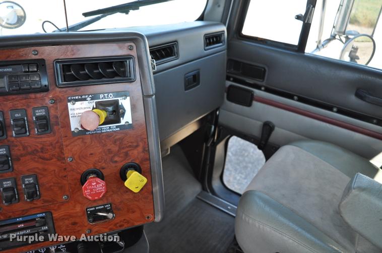 image for item G7496 1995 International 9200 semi truck