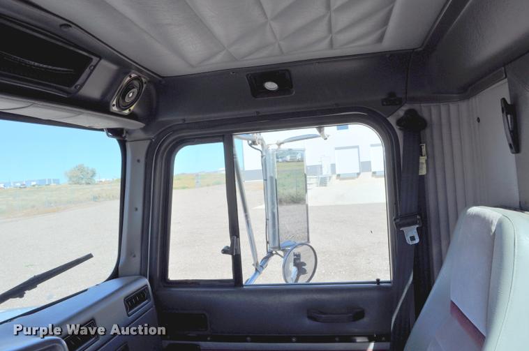 image for item G7496 1995 International 9200 semi truck