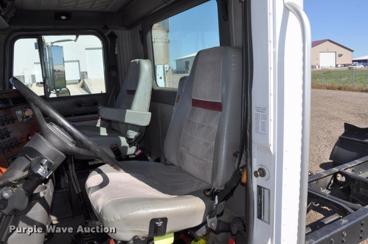 image for item G7496 1995 International 9200 semi truck