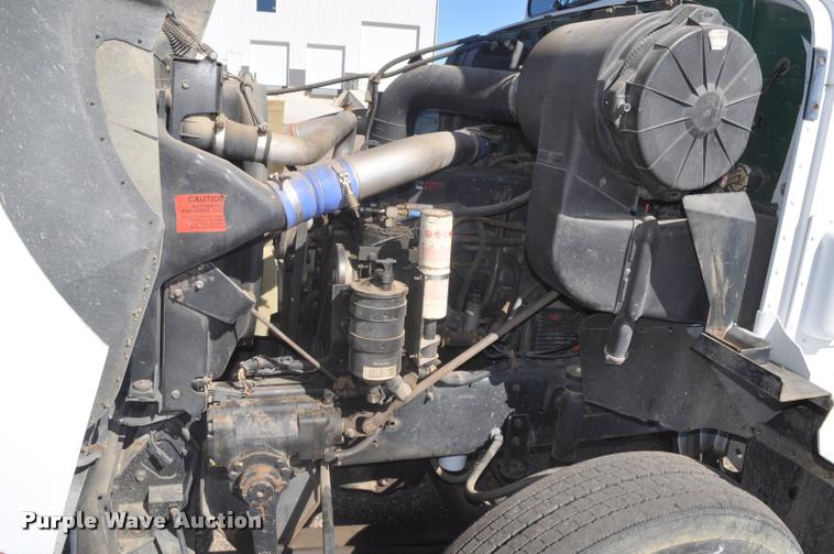 image for item G7496 1995 International 9200 semi truck