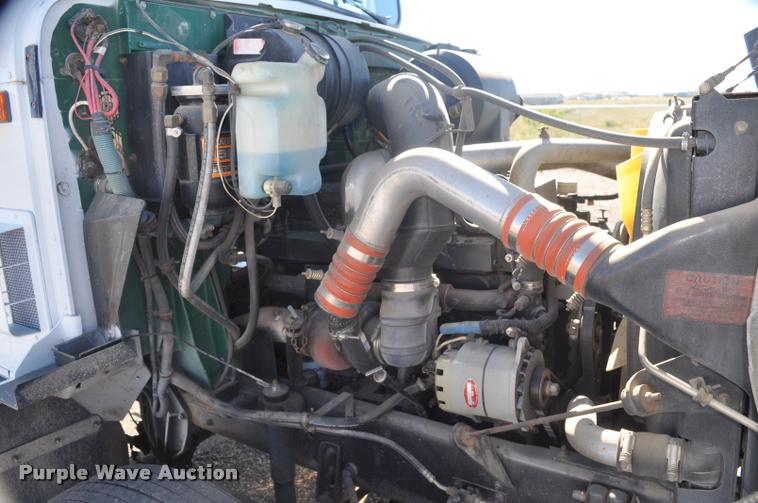 image for item G7496 1995 International 9200 semi truck