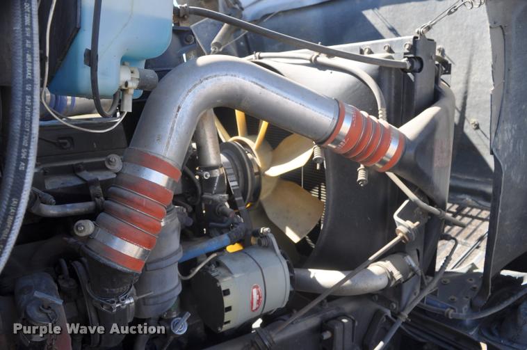 image for item G7496 1995 International 9200 semi truck