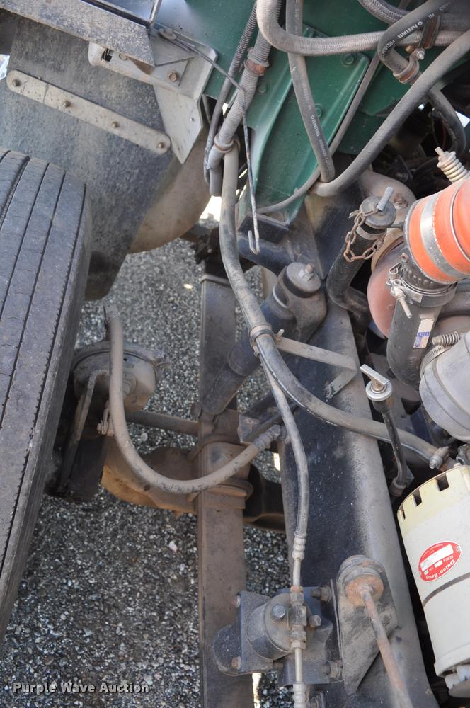 image for item G7496 1995 International 9200 semi truck