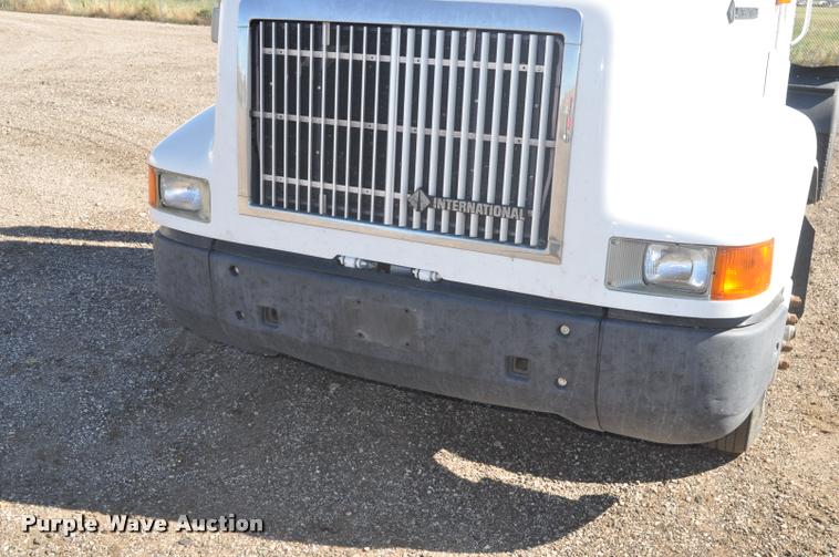 image for item G7496 1995 International 9200 semi truck