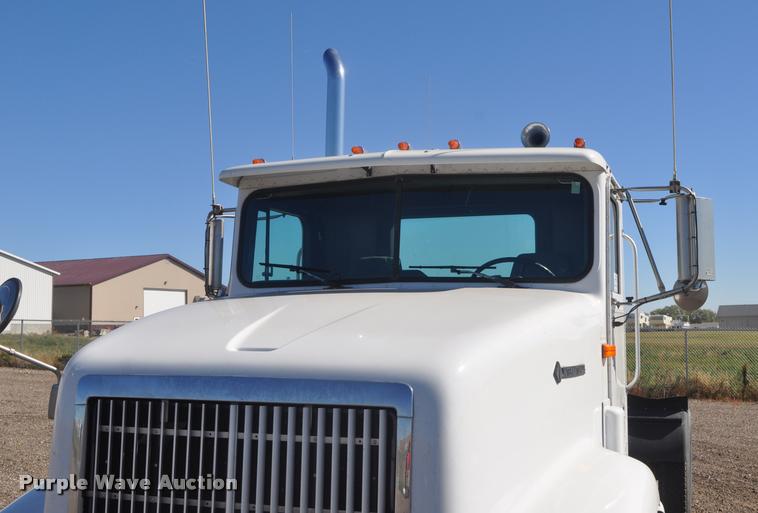 image for item G7496 1995 International 9200 semi truck