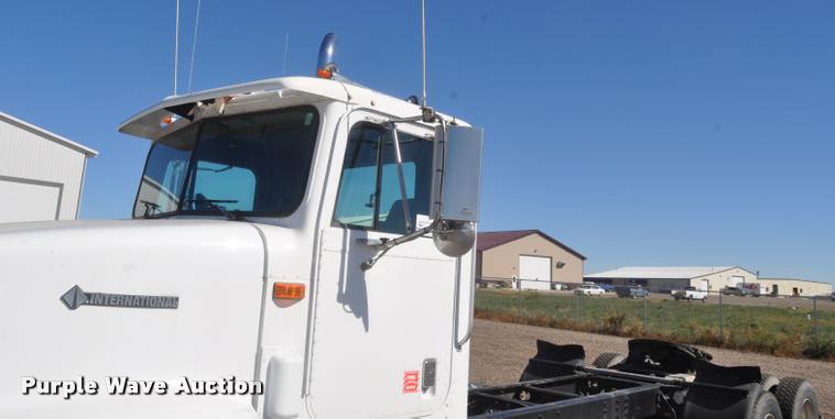 image for item G7496 1995 International 9200 semi truck