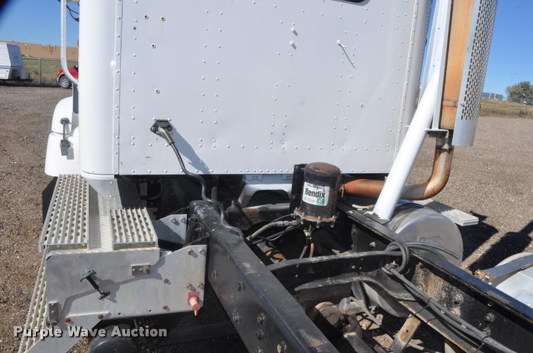 image for item G7496 1995 International 9200 semi truck