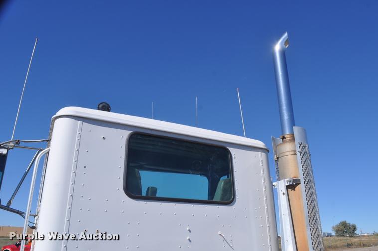 image for item G7496 1995 International 9200 semi truck