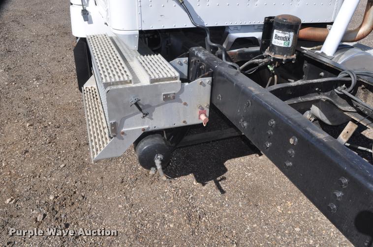 image for item G7496 1995 International 9200 semi truck