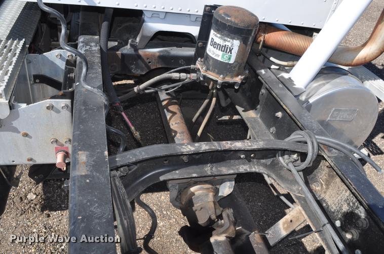 image for item G7496 1995 International 9200 semi truck