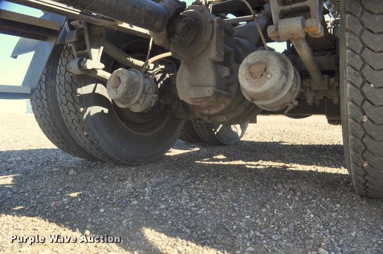 image for item G7496 1995 International 9200 semi truck