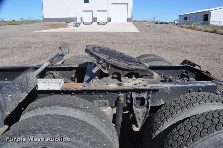 image for item G7496 1995 International 9200 semi truck