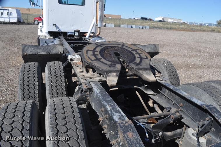 image for item G7496 1995 International 9200 semi truck