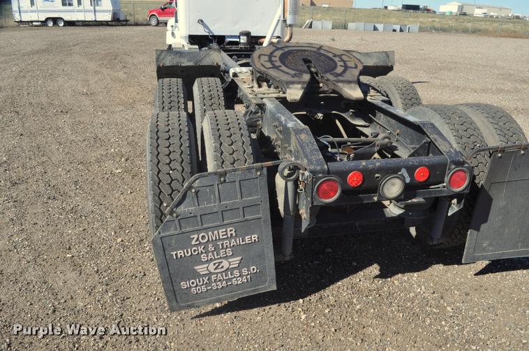 image for item G7496 1995 International 9200 semi truck