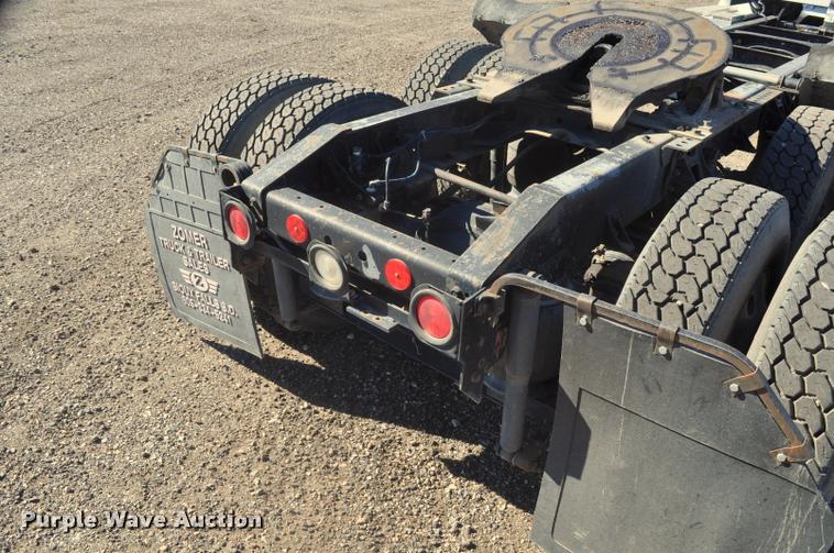 image for item G7496 1995 International 9200 semi truck