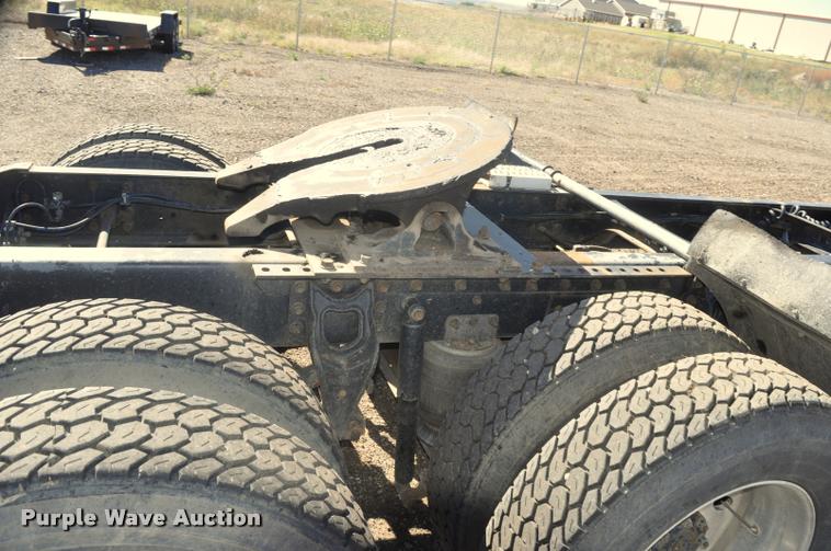 image for item G7496 1995 International 9200 semi truck