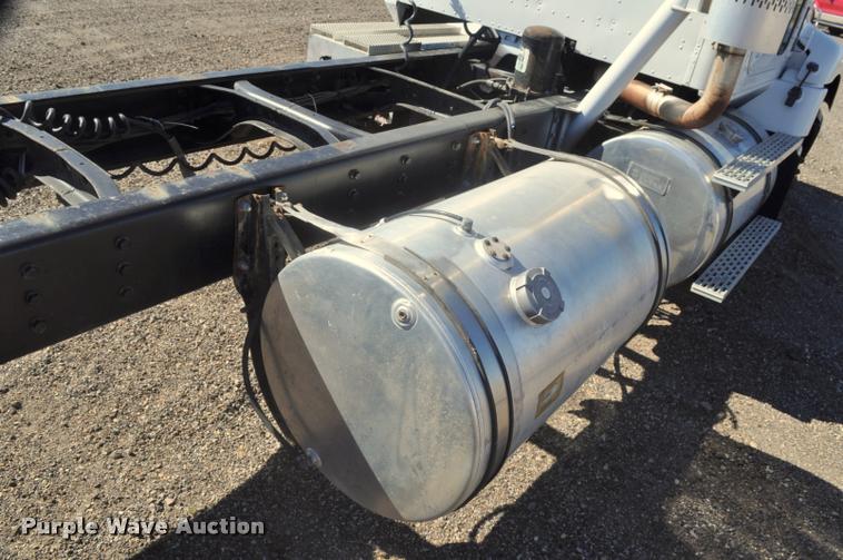 image for item G7496 1995 International 9200 semi truck