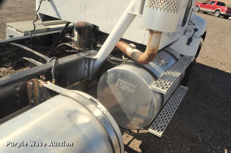 image for item G7496 1995 International 9200 semi truck