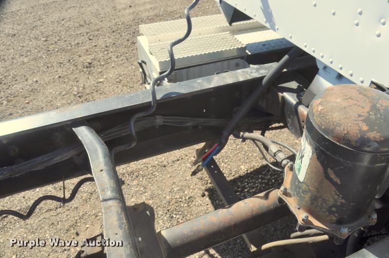 image for item G7496 1995 International 9200 semi truck