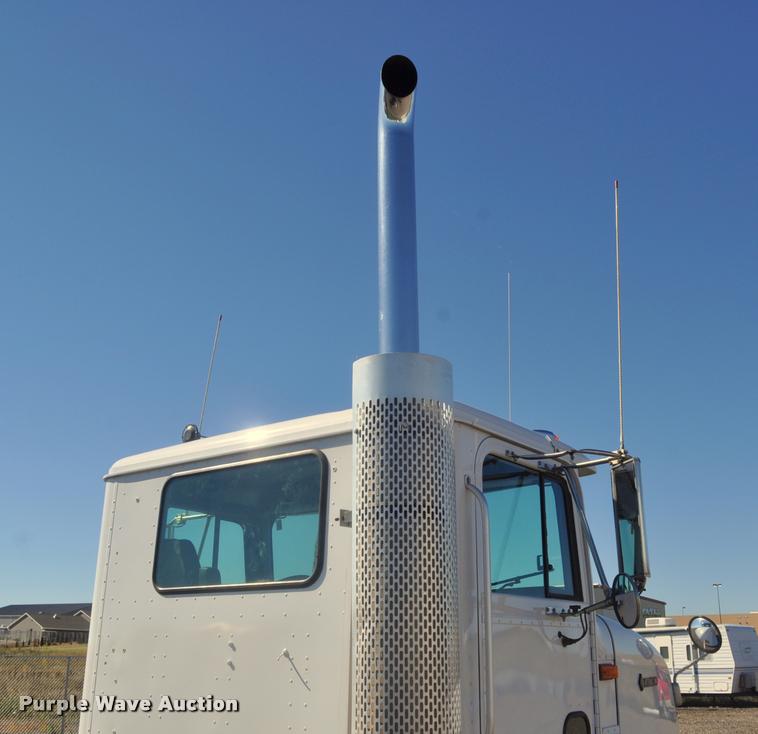 image for item G7496 1995 International 9200 semi truck