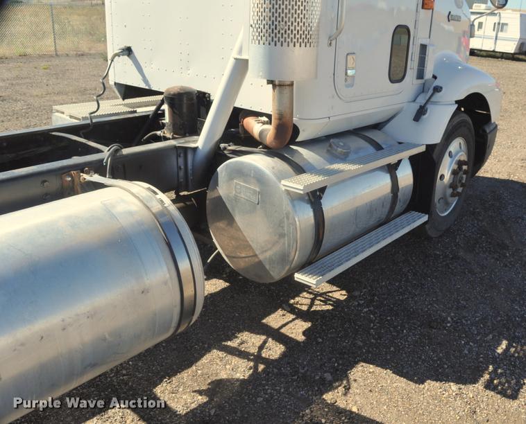 image for item G7496 1995 International 9200 semi truck