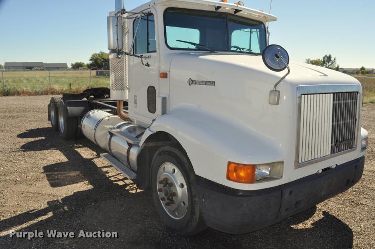 image for item G7496 1995 International 9200 semi truck