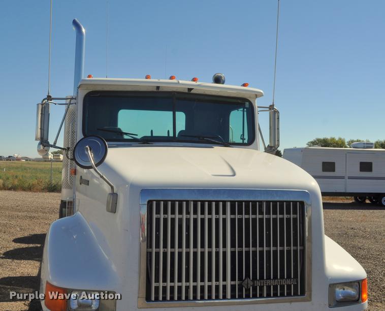 image for item G7496 1995 International 9200 semi truck