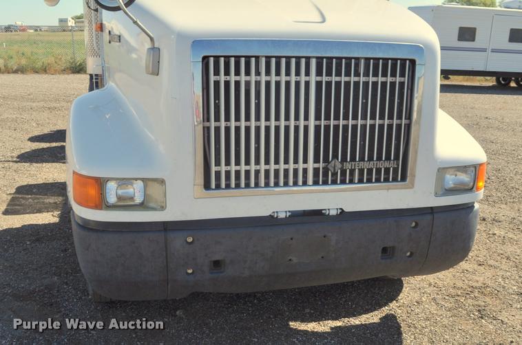 image for item G7496 1995 International 9200 semi truck