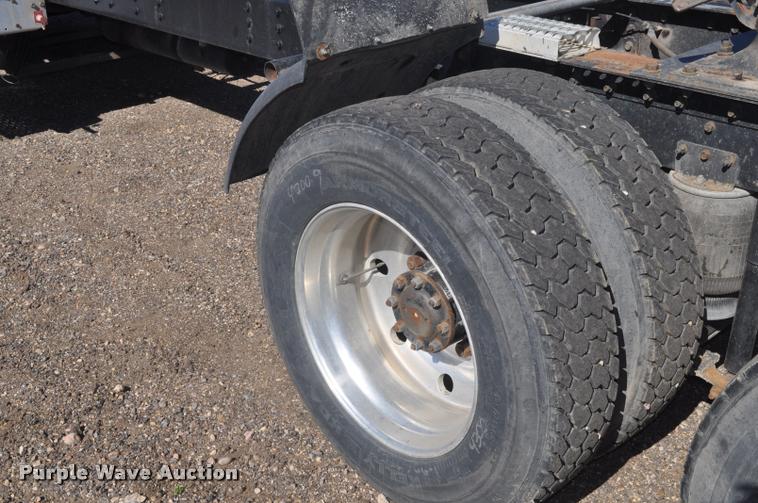 image for item G7496 1995 International 9200 semi truck